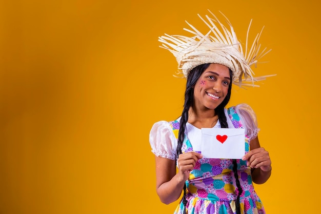 Festa Junina in Brasile ha sorpreso una donna con una lettera d'amore al festival brasiliano di giugno indossando un costume