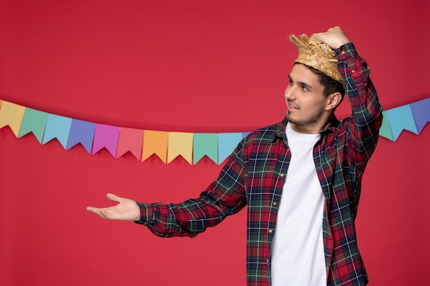 Festa junina in cappello di paglia simpatico ragazzo felice che celebra il festival brasiliano che invita alla celebrazione