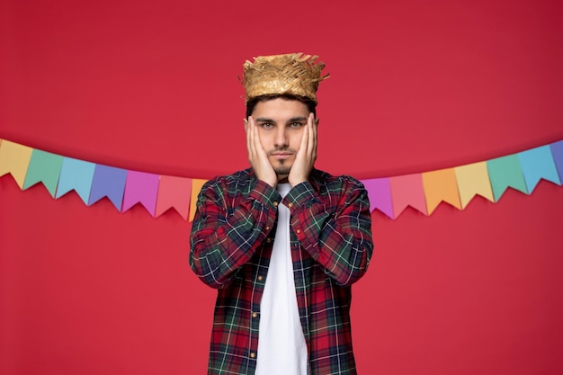 Festa junina simpatico ragazzo felice che indossa un cappello di paglia che celebra il festival brasiliano confuso