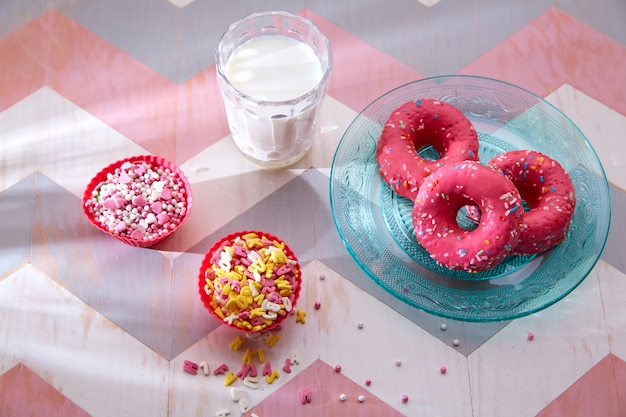 Festa per bambini con donas e cupcake rosa latte