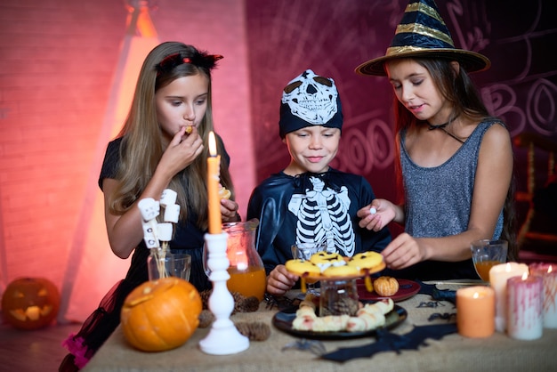 Festa per bambini di Halloween con caramelle