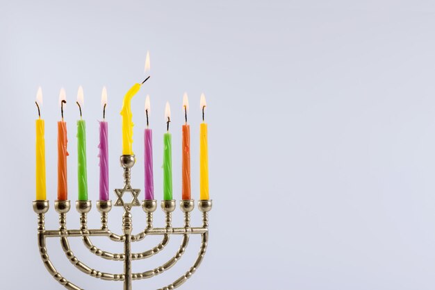 Festa tradizionale ebraica con candele accese per la notte di hanukkah menorah