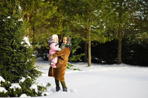 Festa tradizionale russa all'inizio della primavera. Aspettando l'inverno. Martedì grasso. Famiglia con bambini in inverno nel parco.