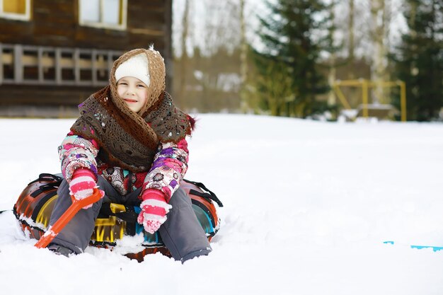 Festa tradizionale russa all'inizio della primavera. Aspettando l'inverno. Martedì grasso. Famiglia con bambini in inverno nel parco.