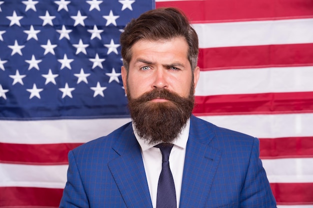 Feste nazionali Buona celebrazione della vittoria Uomo hipster barbuto che è patriottico per gli Stati Uniti conduttore televisivo Orgoglioso della patria riforma americana 4 luglio cittadino americano bandiera degli Stati Uniti cittadino americano