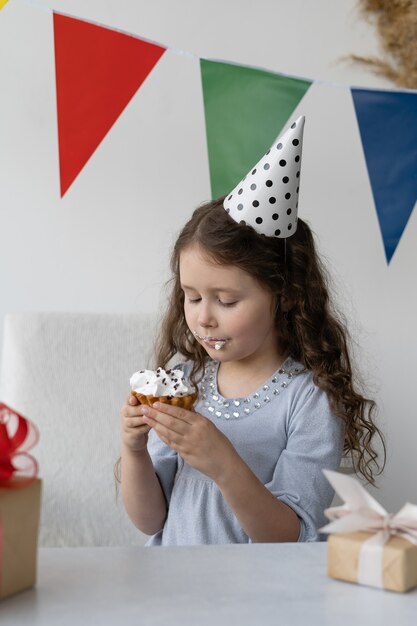 Festeggia il compleanno di un bambino.