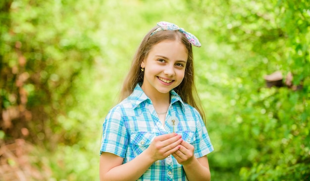 Festeggia l'estate Dente di leone simbolismo bello e completo Luce come dente di leone Divertirsi Ragazza stile rustico che esprime desideri e soffia lo sfondo della natura del dente di leone Perché le persone desiderano sui denti di leone