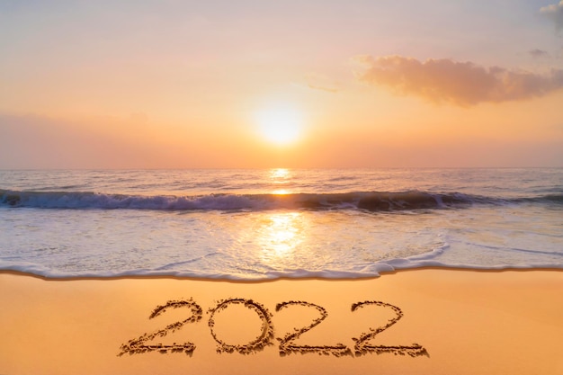 Festeggiamo l'inizio del nuovo anno 2022 Con la grafia sulla spiaggia al mattino