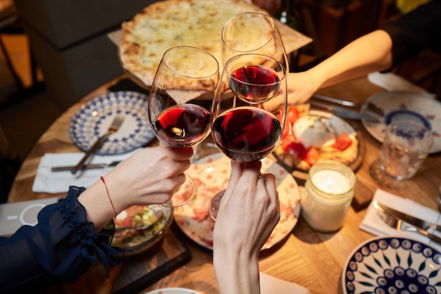 Festeggiando con bicchieri di alcol in mano Amiche felici che si divertono