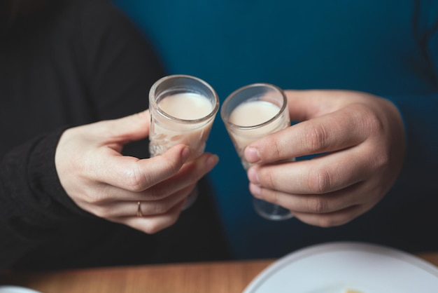 Festeggiando con bicchieri di alcol in mano amiche felici che si divertono