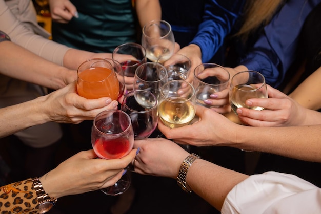 Festeggiando con bicchieri di alcol in mano amiche felici che si divertono