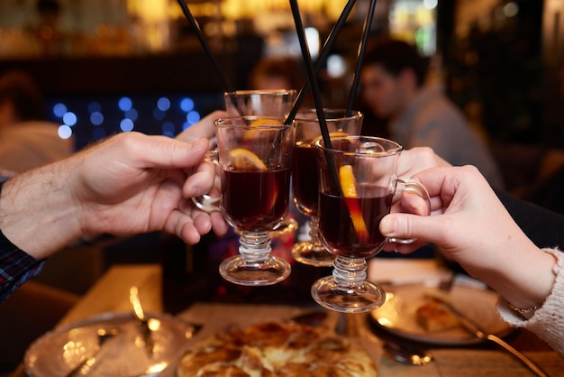 Festeggiando con bicchieri di alcol in mano amiche felici che si divertono