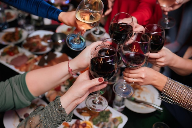 Festeggiando con bicchieri di alcol in mano amiche felici che si divertono