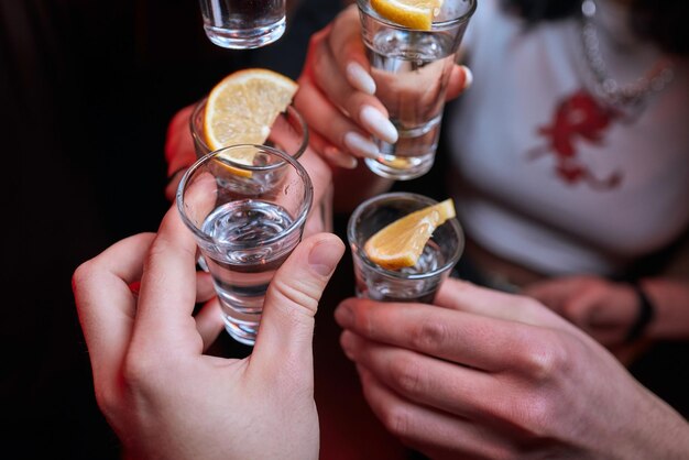 Festeggiando con bicchieri di alcol in mano amiche felici che si divertono