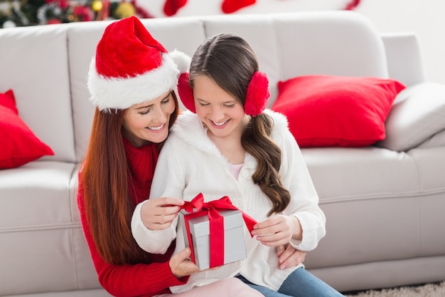 Festiva madre e figlia con un regalo di Natale