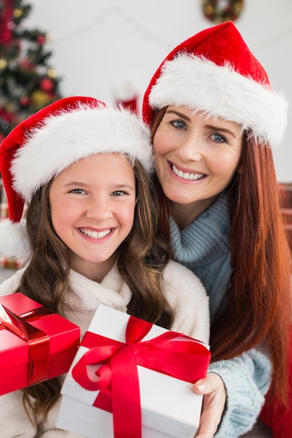 Festiva madre e figlia scambiarsi doni