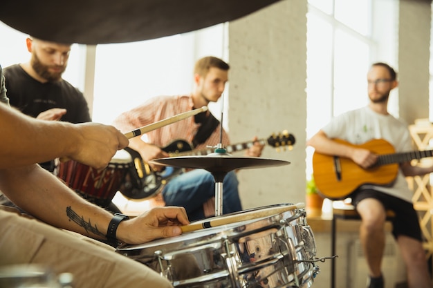 Festival. Banda di musicisti che si inceppano insieme nel posto di lavoro artistico con strumenti. Uomini e donne caucasici, musicisti, suonano e cantano insieme. Concetto di musica, hobby, emozioni, occupazione artistica.