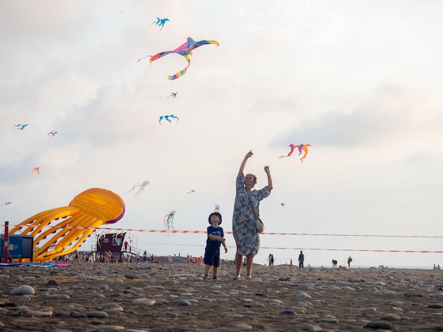 Festival degli aquiloni La gente fa volare gli aquiloni Bellezza nel cielo Diversi aquiloni nel cielo Vacanze al resort Atmosfera festosa