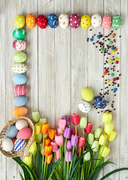 Festival di Pasqua con le uova di Pasqua colorate