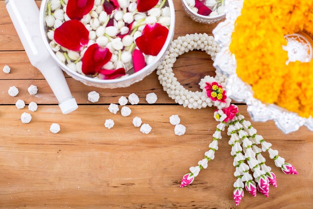 Festival di Songkran, i thailandesi preparano il profumo dell'acqua con il fiore per il capodanno thailandese.