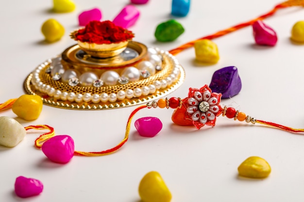 Festival indiano, Designer Rakhi su sfondo bianco