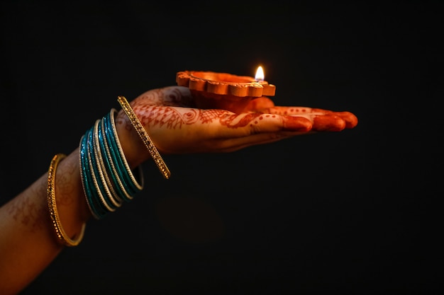 Festival indiano Diwali, lampada in mano