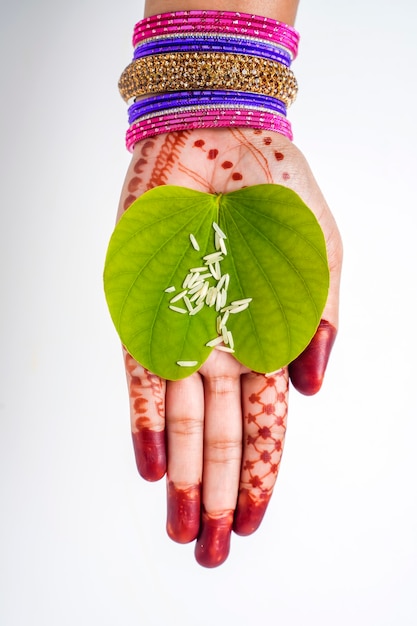 Festival indiano Dussehra, foglia verde apta in mano