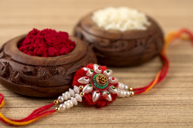 Festival indiano: Raksha Bandhan con un elegante Rakhi, Rice Grains e Kumkum. Un tradizionale cinturino da polso indiano che è un simbolo di amore tra fratelli e sorelle.