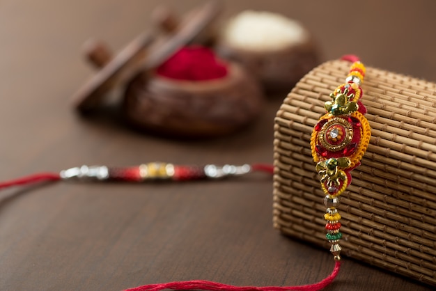 Festival indiano: Raksha Bandhan con un elegante Rakhi, Rice Grains e Kumkum. Un tradizionale cinturino da polso indiano che è un simbolo di amore tra fratelli e sorelle.