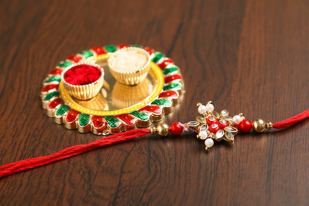 Festival indiano raksha bandhan puja thali e rakhi o cinturino da polso