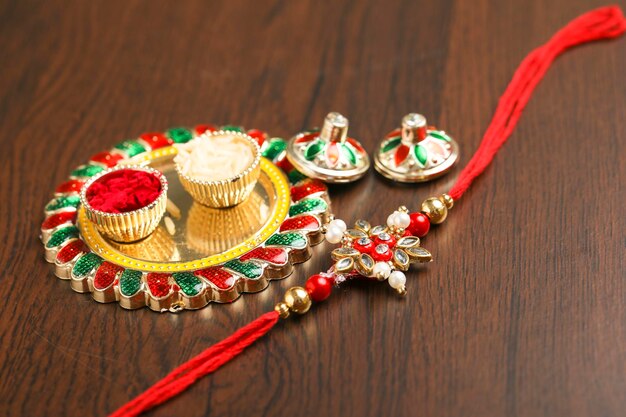 Festival indiano raksha bandhan puja thali e rakhi o cinturino da polso