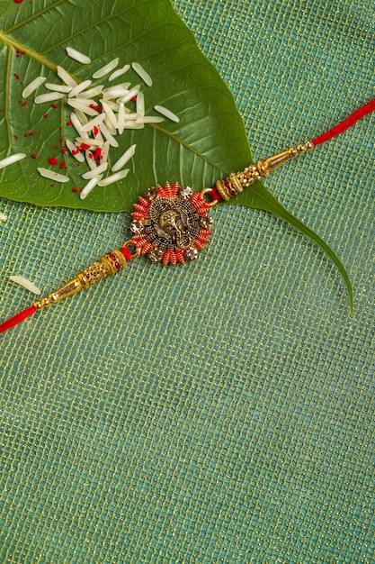 Festival indiano Raksha Bandhan Un tradizionale braccialetto indiano che è un simbolo dell'amore tra fratelli e sorelle