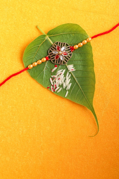 Festival indiano Raksha Bandhan Un tradizionale braccialetto indiano che è un simbolo dell'amore tra fratelli e sorelle