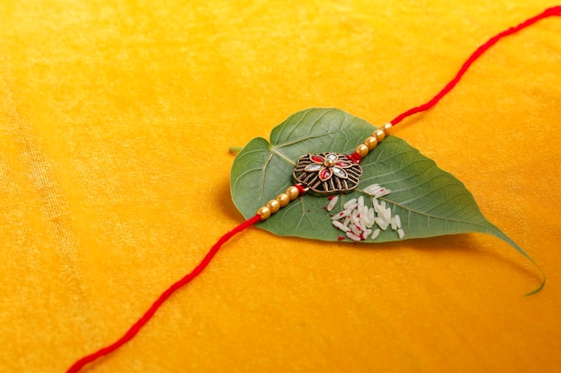 Festival indiano Raksha Bandhan Un tradizionale braccialetto indiano che è un simbolo dell'amore tra fratelli e sorelle