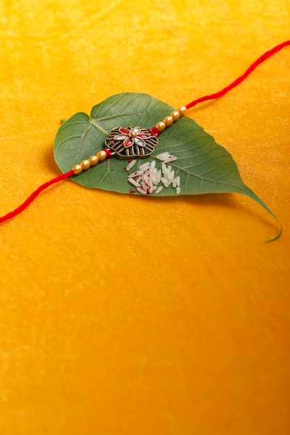 Festival indiano Raksha Bandhan Un tradizionale braccialetto indiano che è un simbolo dell'amore tra fratelli e sorelle