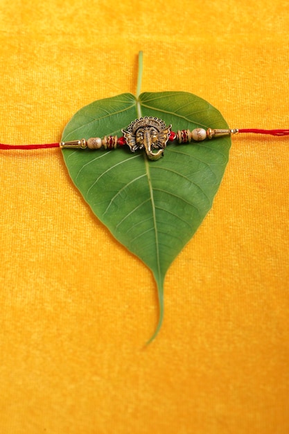 Festival indiano Raksha Bandhan Un tradizionale braccialetto indiano che è un simbolo dell'amore tra fratelli e sorelle