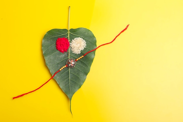 Festival indiano Raksha Bandhan Un tradizionale braccialetto indiano con kumkum e aumento