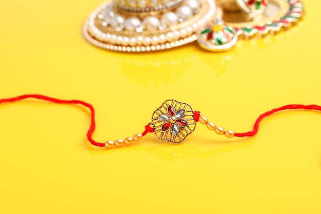 Festival indiano Raksha Bandhan Un tradizionale braccialetto indiano su sfondo giallo