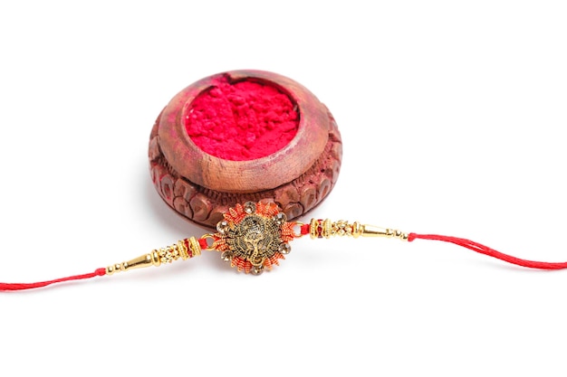 Festival indiano Raksha Bandhan Una tradizionale fascia da polso indiana su sfondo bianco