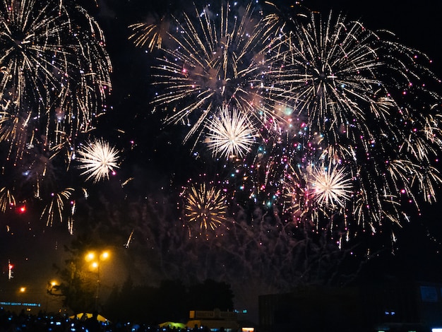 Festivi fuochi d'artificio colorati nel cielo notturno di Kineshma al concerto dell'artista Basta