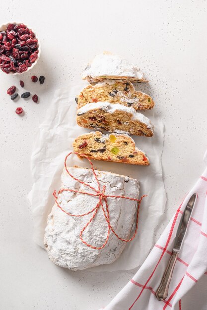 Festività natalizie stollen con uvetta e canditi