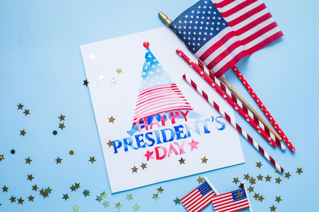 Festività nazionali degli Stati Uniti. Bandiera americana o USA con testo "HAPPY PRESIDENT'S DAY" su sfondo blu, concetto di President Day