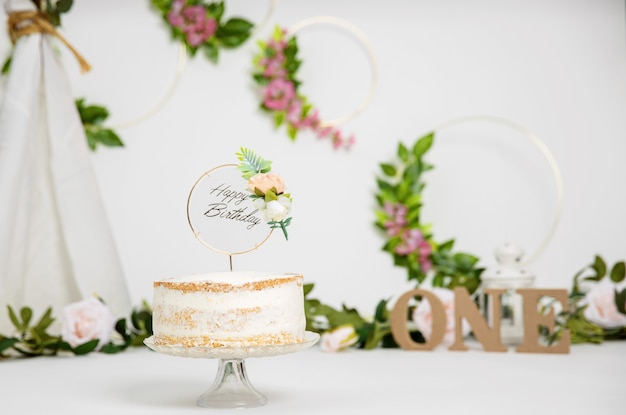 Festosa decorazione di sfondo per la festa di compleanno con torta gourmet.