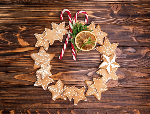 Festosa ghirlanda decorativa di biscotti di panpepato di Natale.