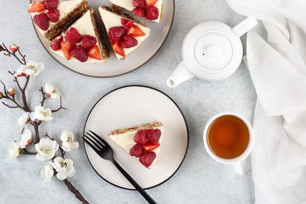 Festosa torta di carote decorata con frutti di bosco freschi su sfondo chiaro Concetto di dolci Piatto laico