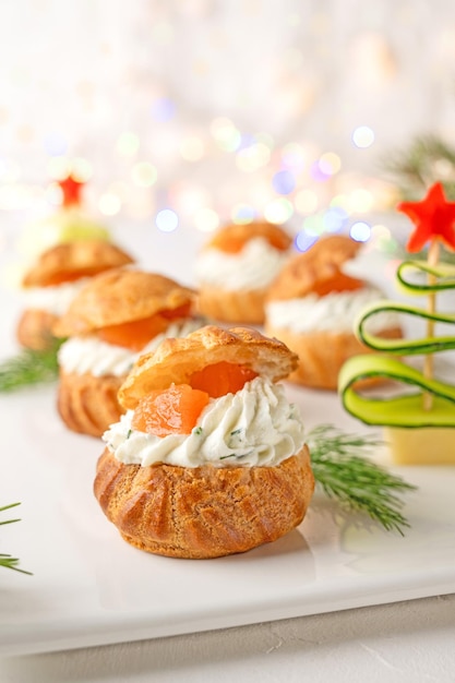 Festosi profiteroles salati con crema di salmone e aneto Antipasto di Natale e Capodanno