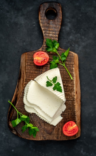 Feta con pomodorini su un tagliere