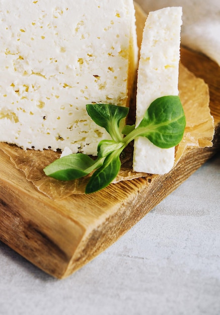 Feta di formaggio greco fatto in casa sul tagliere di legno