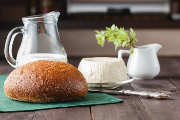 Feta fresco con latte e pane