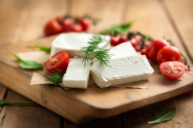 Feta greca al formaggio con aneto e pomodorini sul tagliere